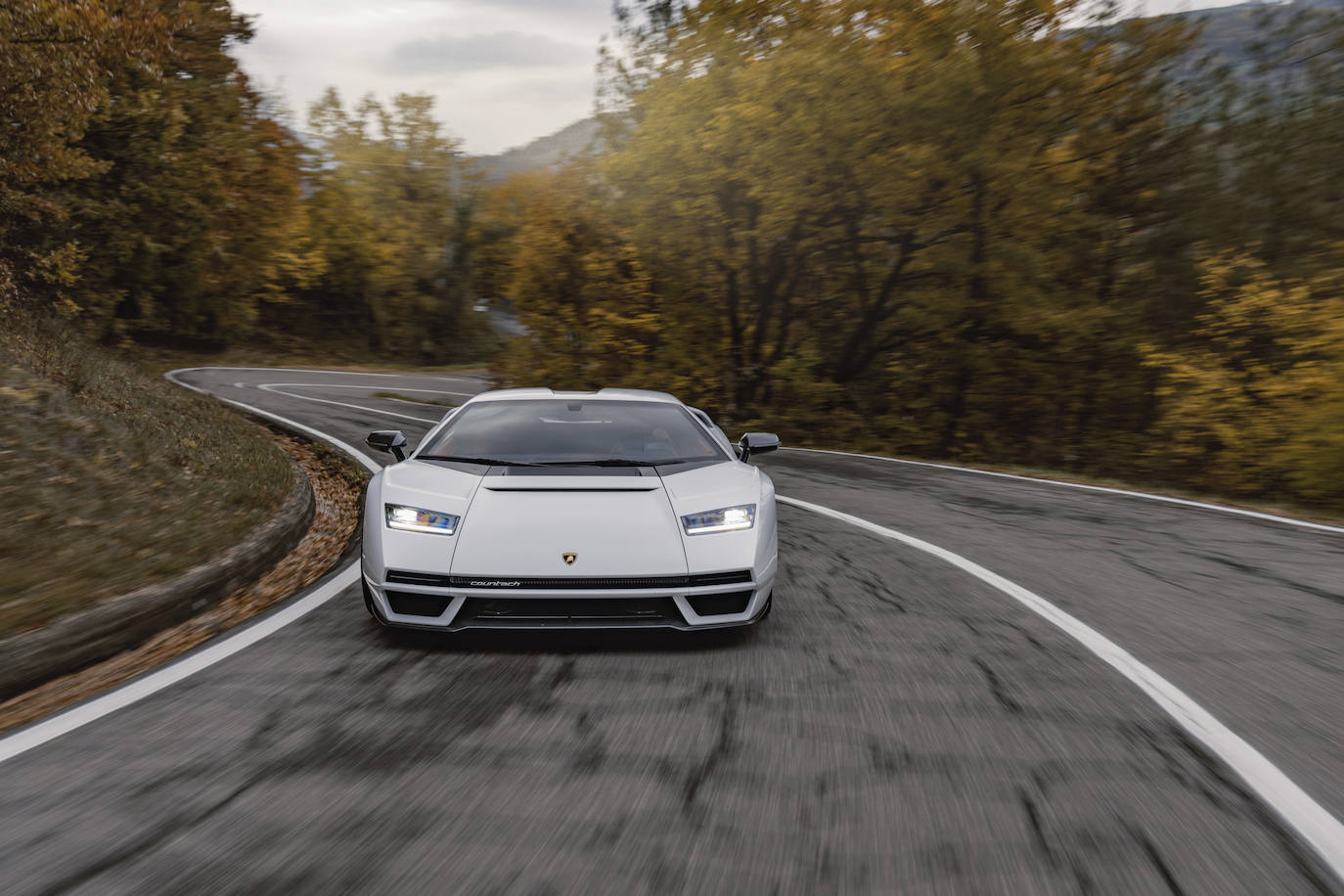 El nuevo Lamborghini Countach LPI 800-4 sale a la carretera