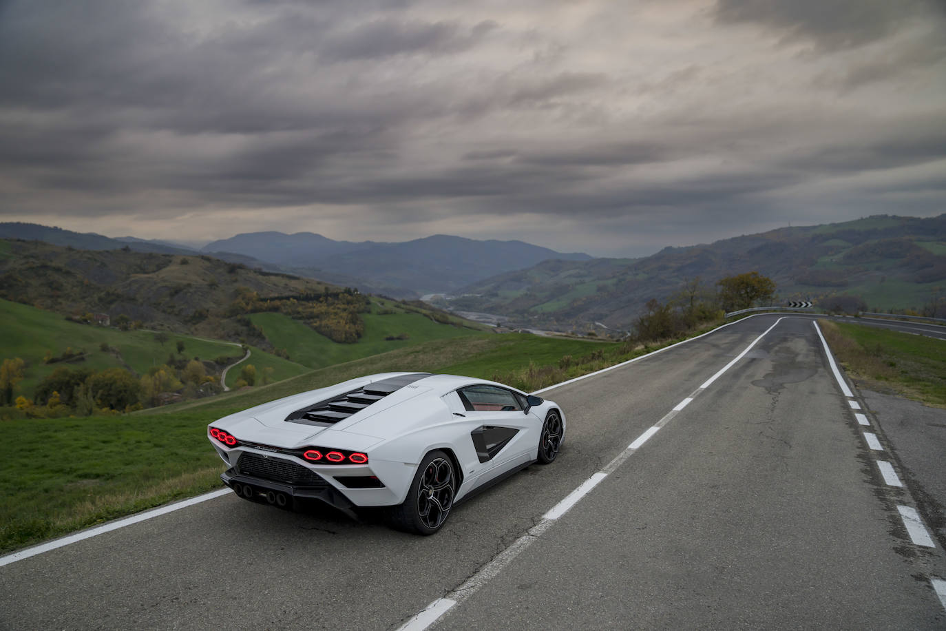 El nuevo Lamborghini Countach LPI 800-4 sale a la carretera