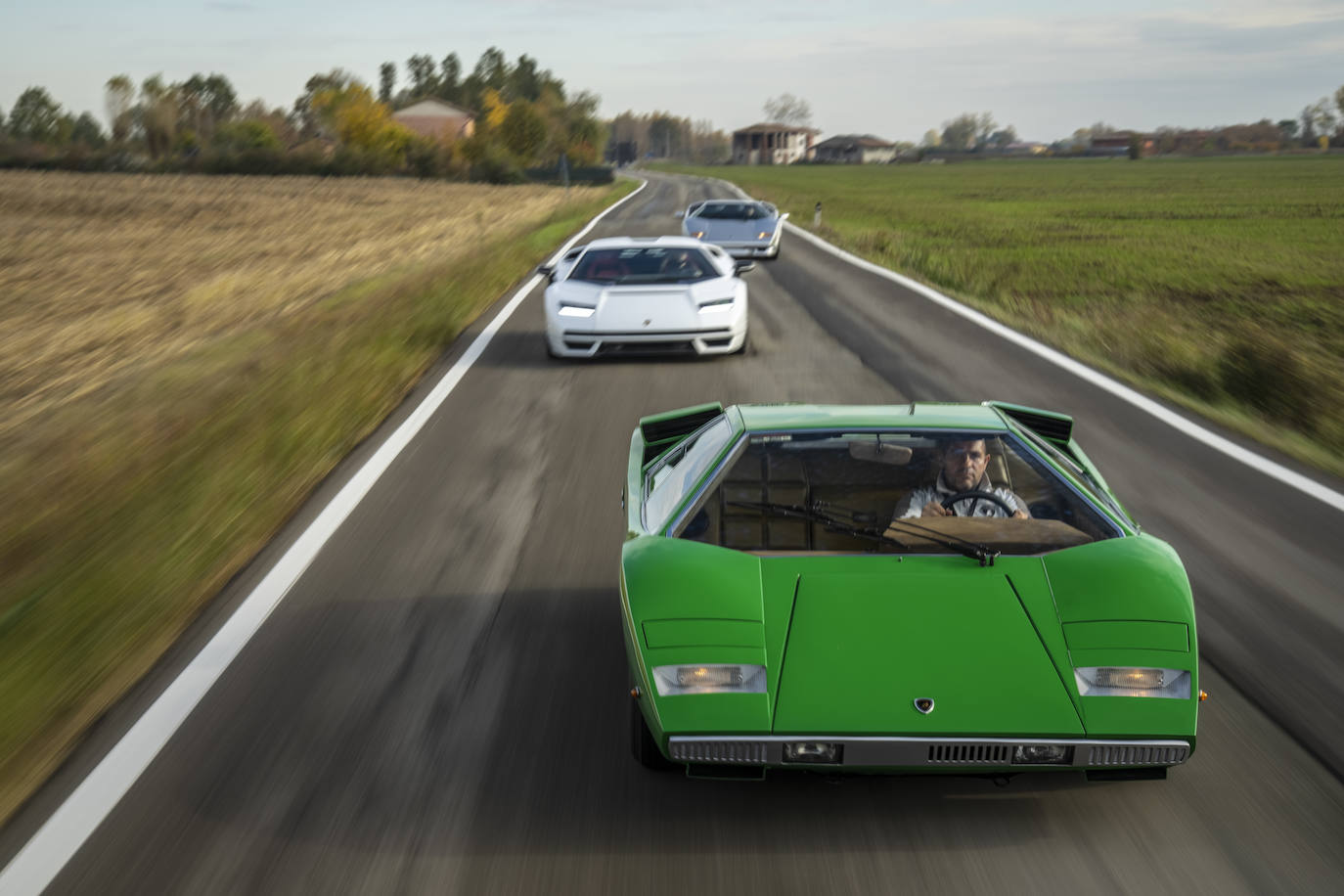 El nuevo Lamborghini Countach LPI 800-4 sale a la carretera