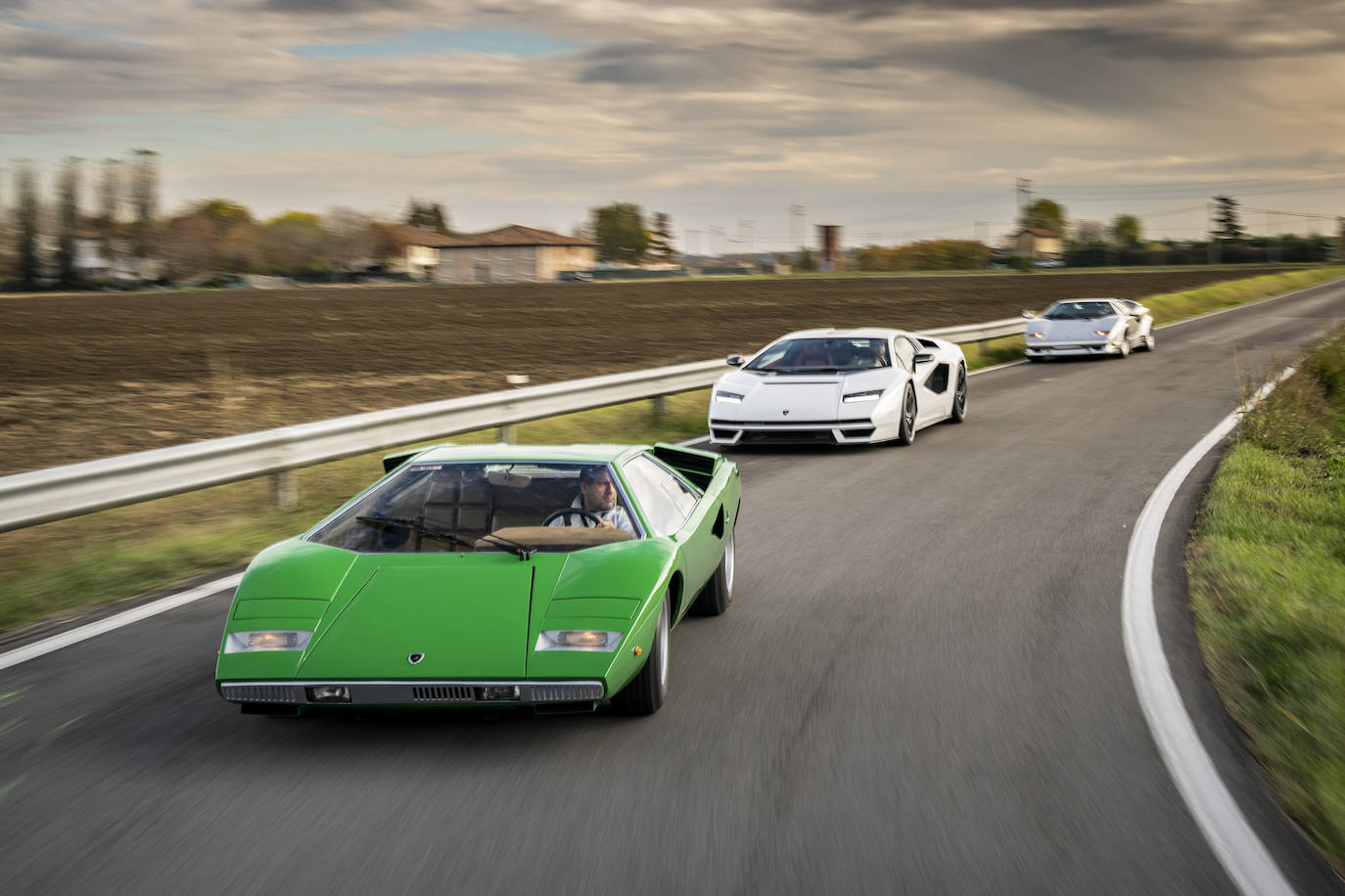 El nuevo Lamborghini Countach LPI 800-4 sale a la carretera