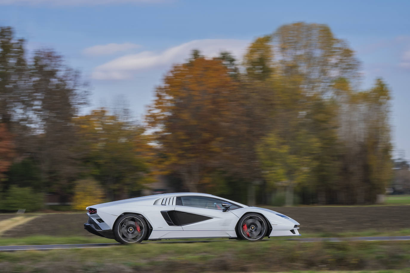 El nuevo Lamborghini Countach LPI 800-4 sale a la carretera