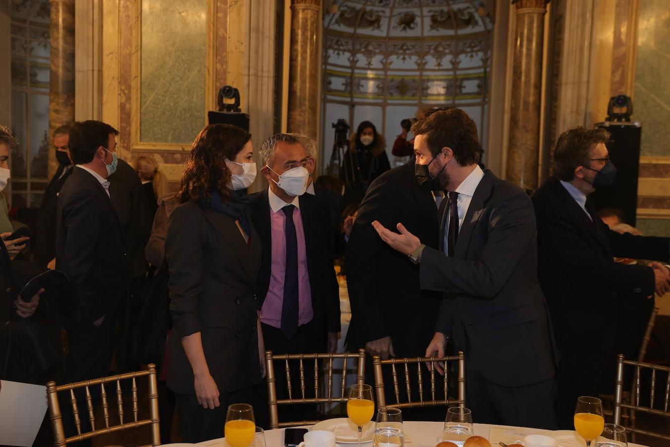 Fernando Giménez Barriocanal, presidente del grupo COPE, saluda a Ayuso y Casado. 