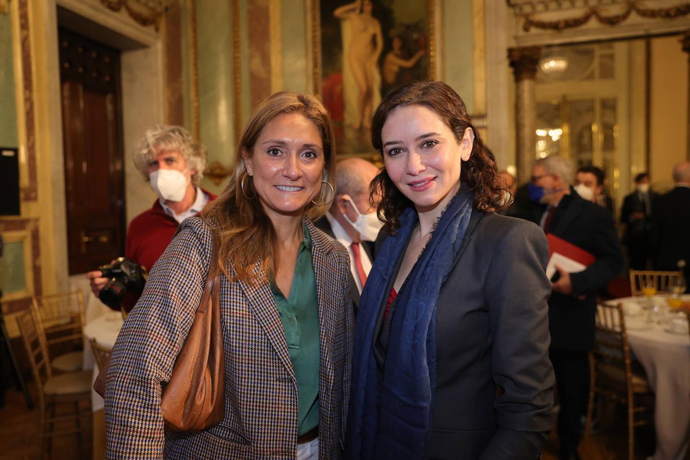 Ana Delgado, directora general de ABC, con Isabel Díaz-Ayuso. 
