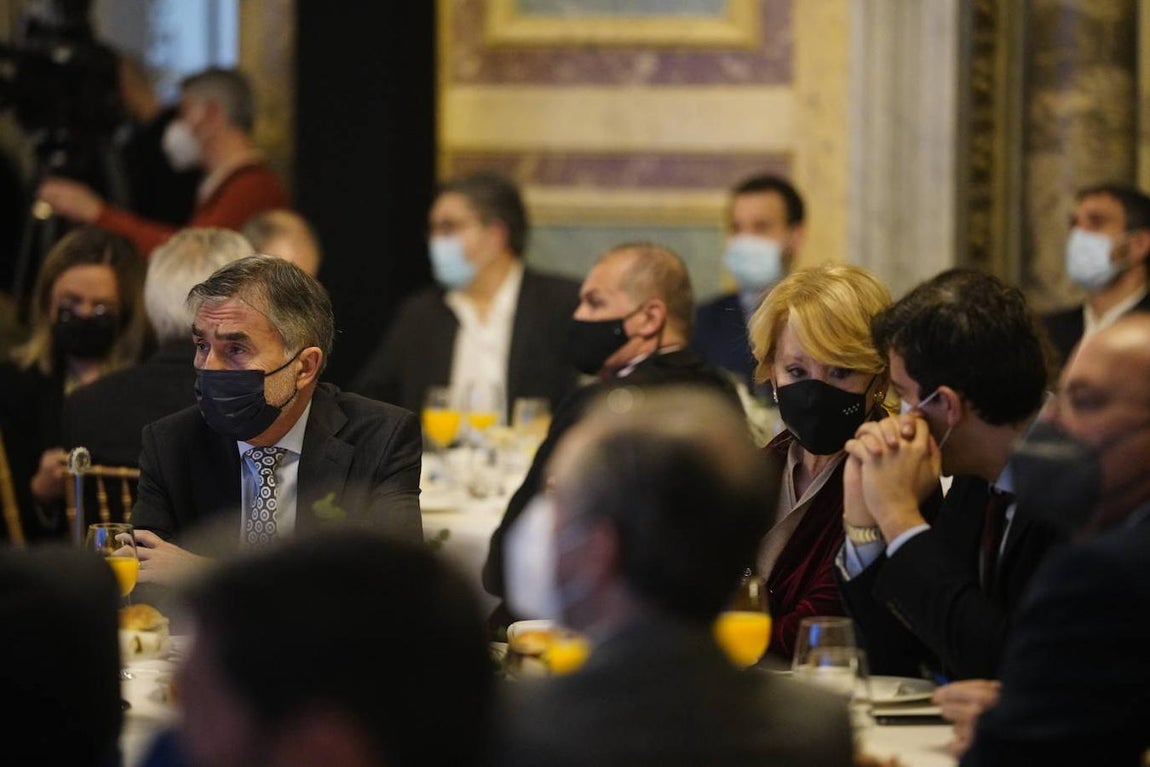 Iñaki Arechabaleta, adjunto al Consejero Delegado de vocento, junto a Esperanza Aguirre, expresidenta de la Comunidad de Madrid e Iñigo Argaya Director General de Negocio Editorial de Vocento. 