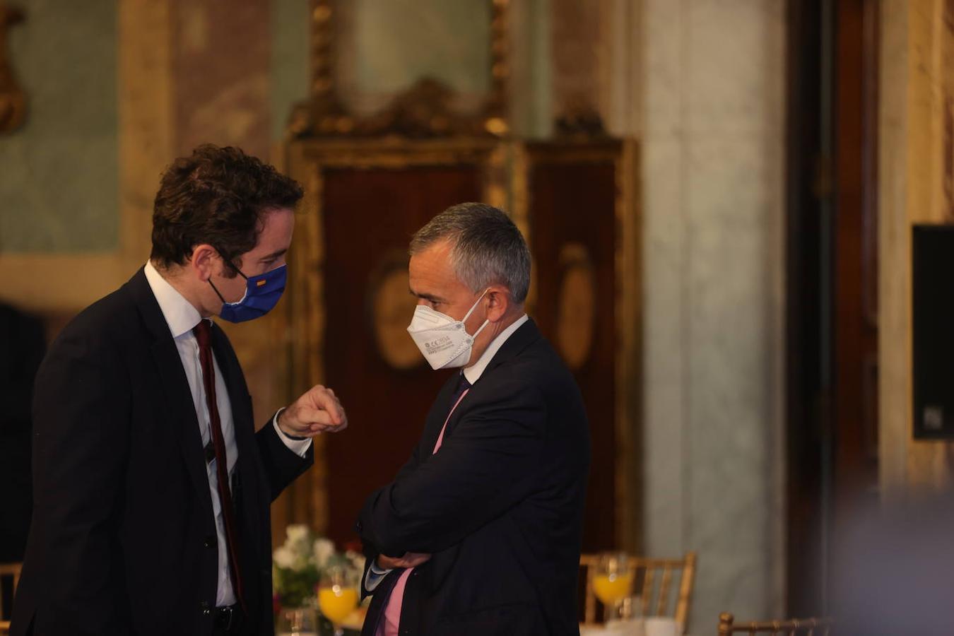 Fernando Giménez Barriocanal, presidente del grupo COPE, conversa con Teodoro García Egea,secretario general del Partido Popular. 