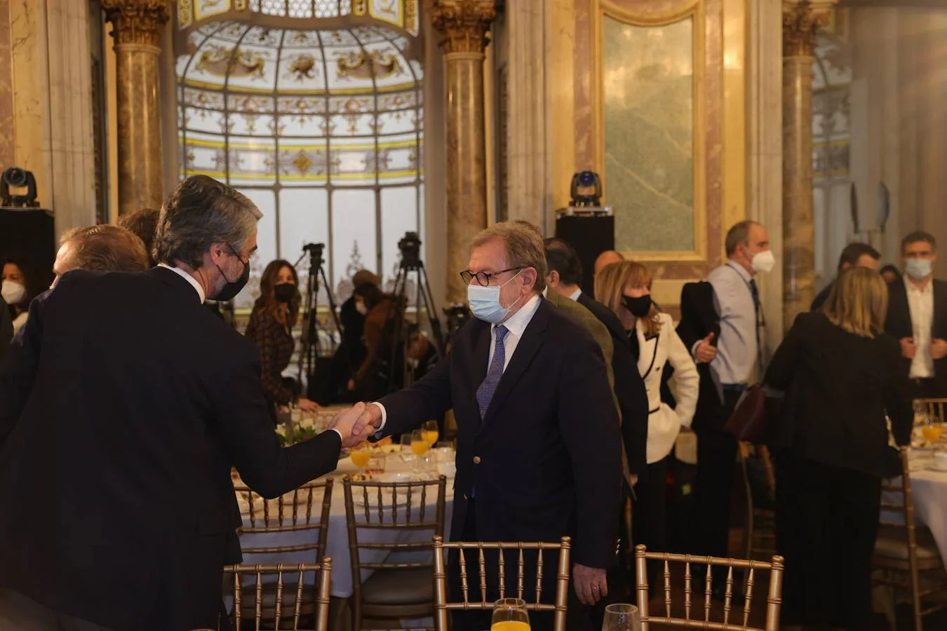 Luis Enríquez, consejero delegado del grupo Vocento, saluda al presidente de honor de 'El País' Juan Luis Cebrián. 