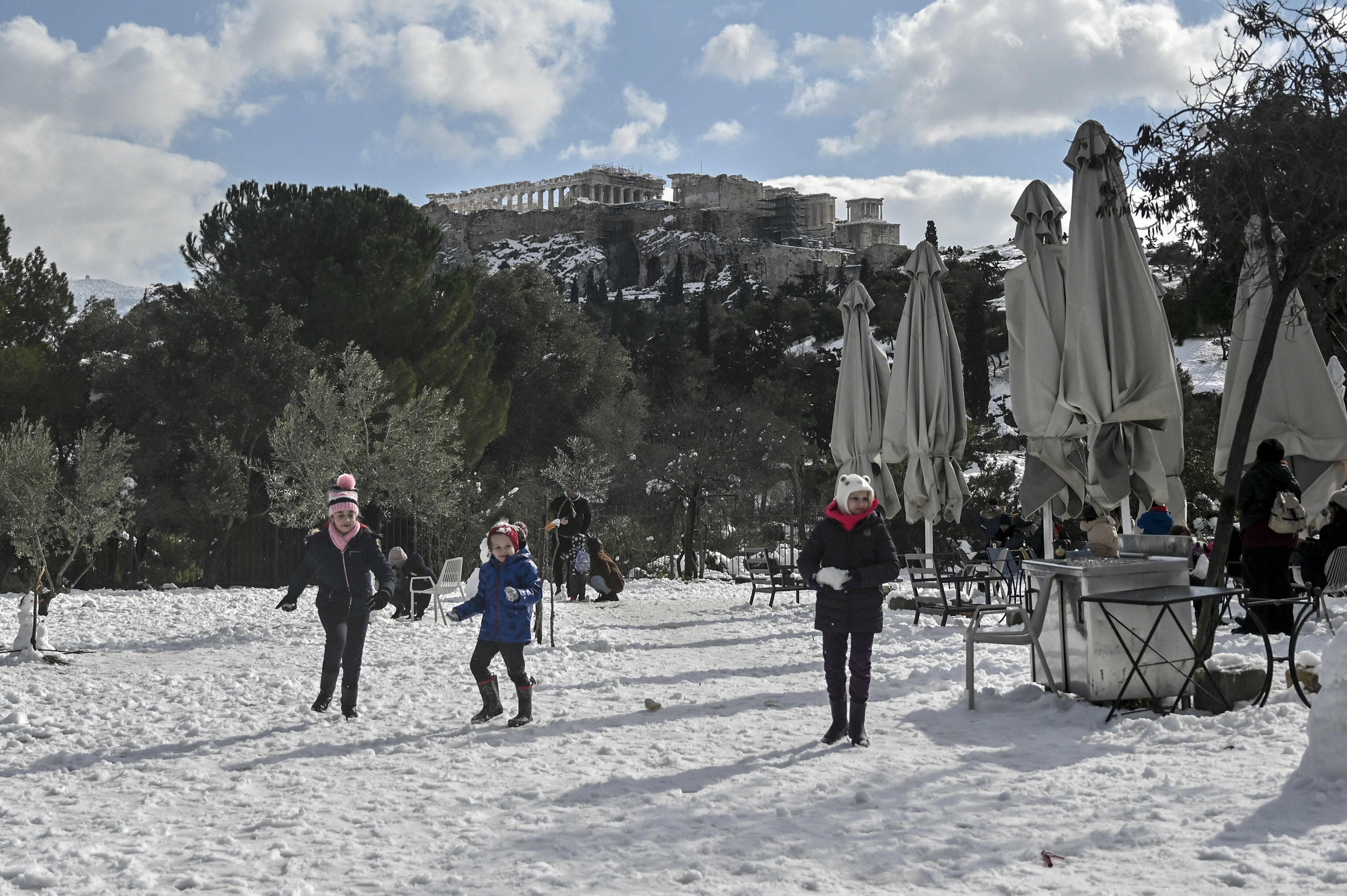 El Partenón de Atenas, bajo un insólito manto de nieve