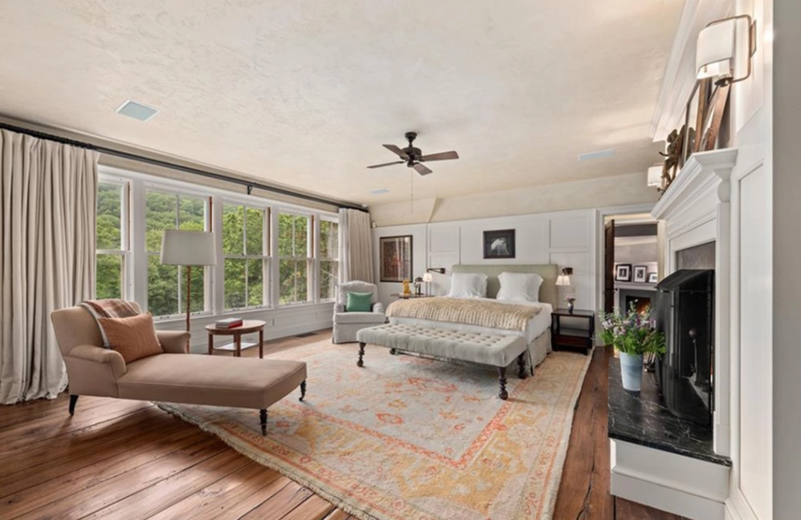 Así es la increíble propiedad que vende Richard Gere. La mansión principal de estilo clásico de Nueva Inglaterra tiene 1.000 metros cuadrados repartidos en tres plantas y cuenta con ocho dormitorios, nueve cuartos de baño completos y un par de tocadores.