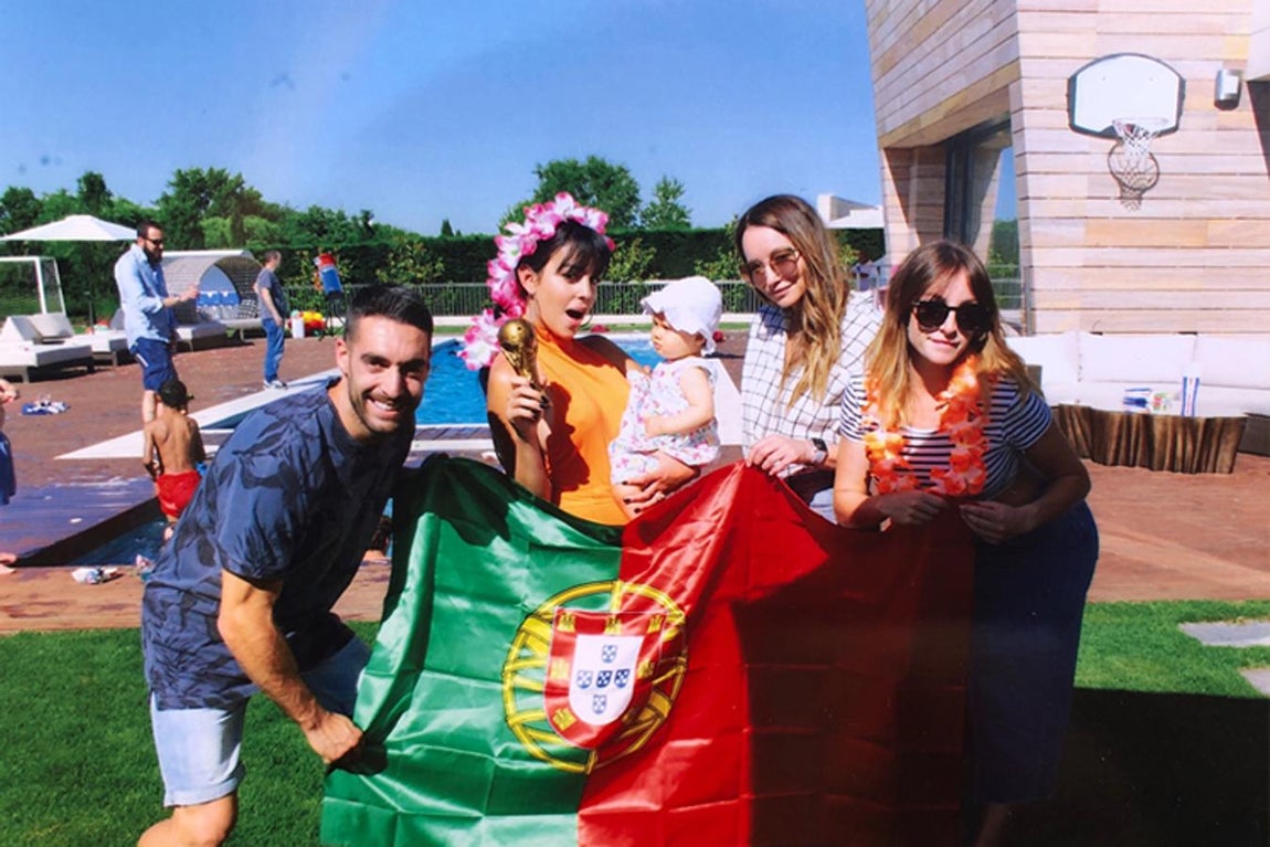 La mansión en Madrid - Los lujos de Georgina Rodríguez en su reality. En dicha casa por mucho que la familia creciese, los problemas de espacio no existían. Concretamente tiene 5 dormitorios de tipo suite con su propio baño y otros 3 aseos adicionales además de un apartamento para el servicio. Cumpleaños, victorias… se convirtió durante aquellos años en el enclave de todos los eventos familiares.