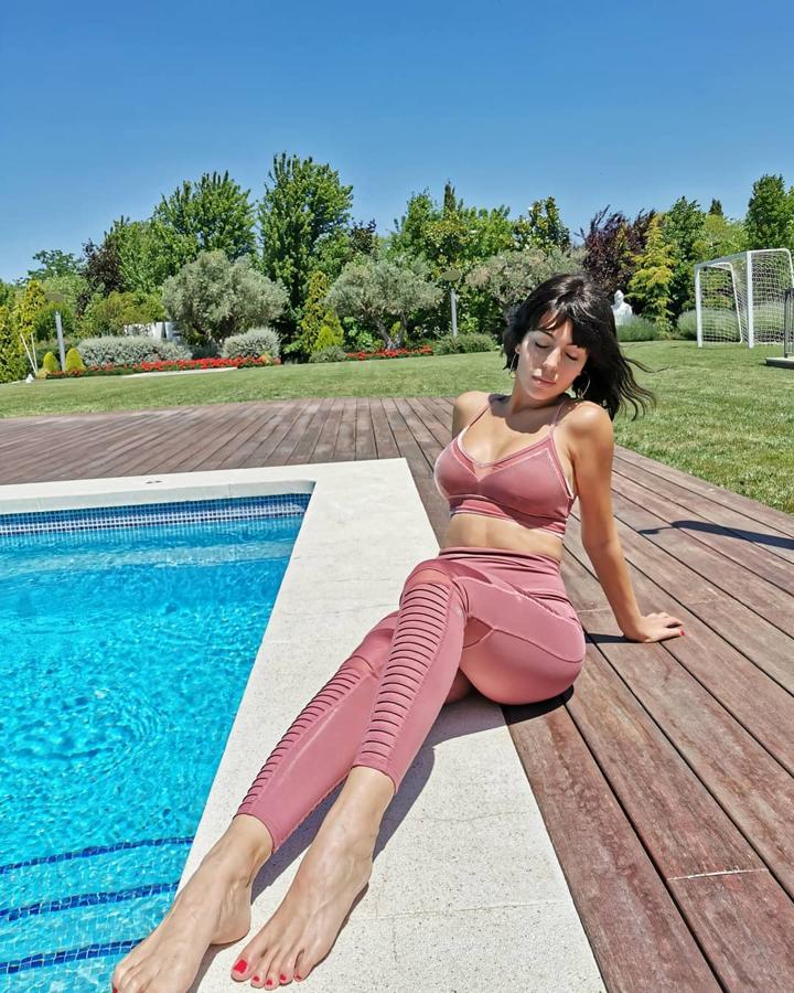 La mansión en Madrid - Los lujos de Georgina Rodríguez en su reality. Rodríguez le sacaba el máximo partido a los exteriores de la casa y no dudaba en mostrarlo en sus redes sociales. Desde la piscina a los jardines en donde solía entrenar habitualmente.