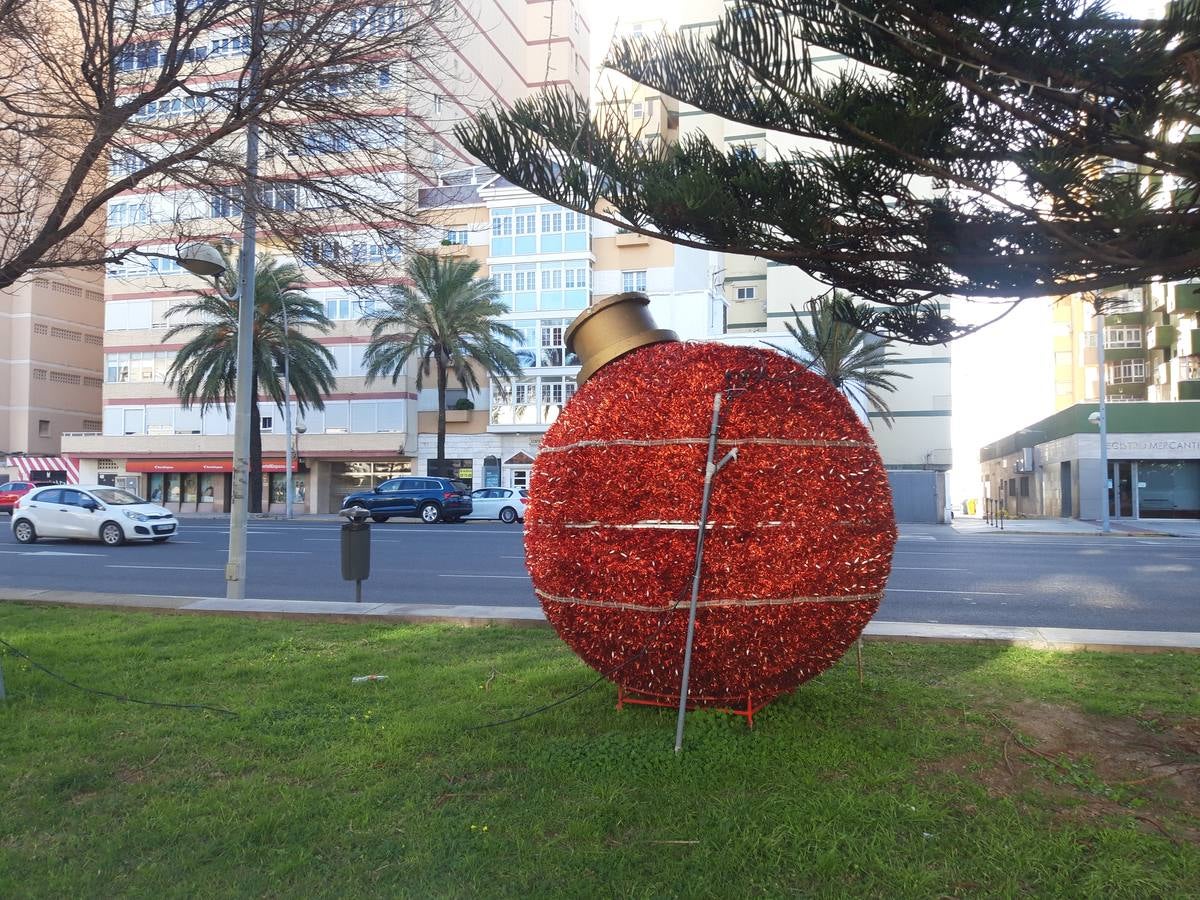 FOTOS: Cádiz sigue con los adornos y luces de navidad colocados en vísperas del mes febrero