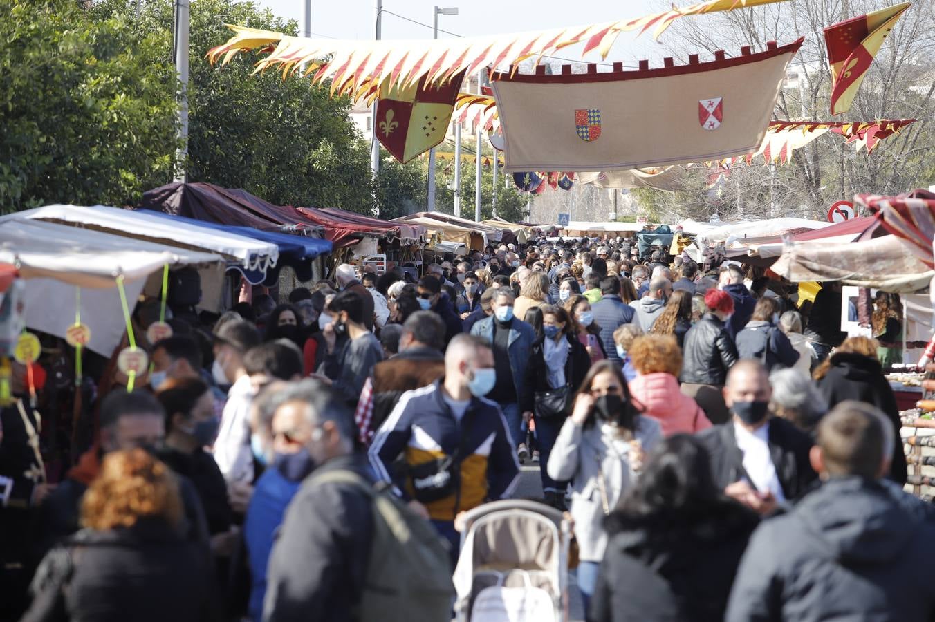 El público llena el Mercado Renacentista de Córdoba, en imágenes