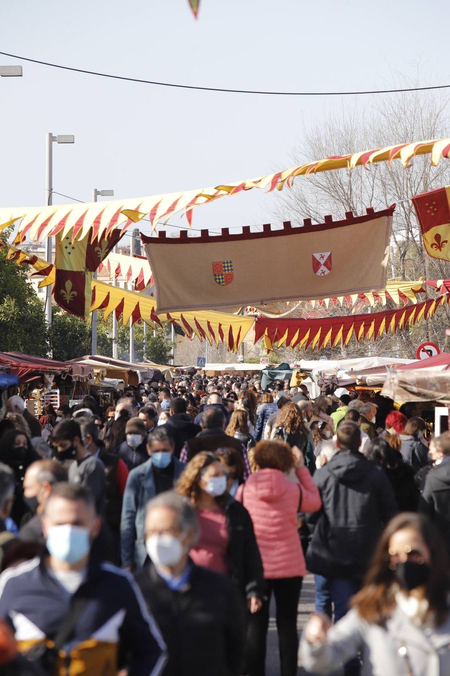 El público llena el Mercado Renacentista de Córdoba, en imágenes