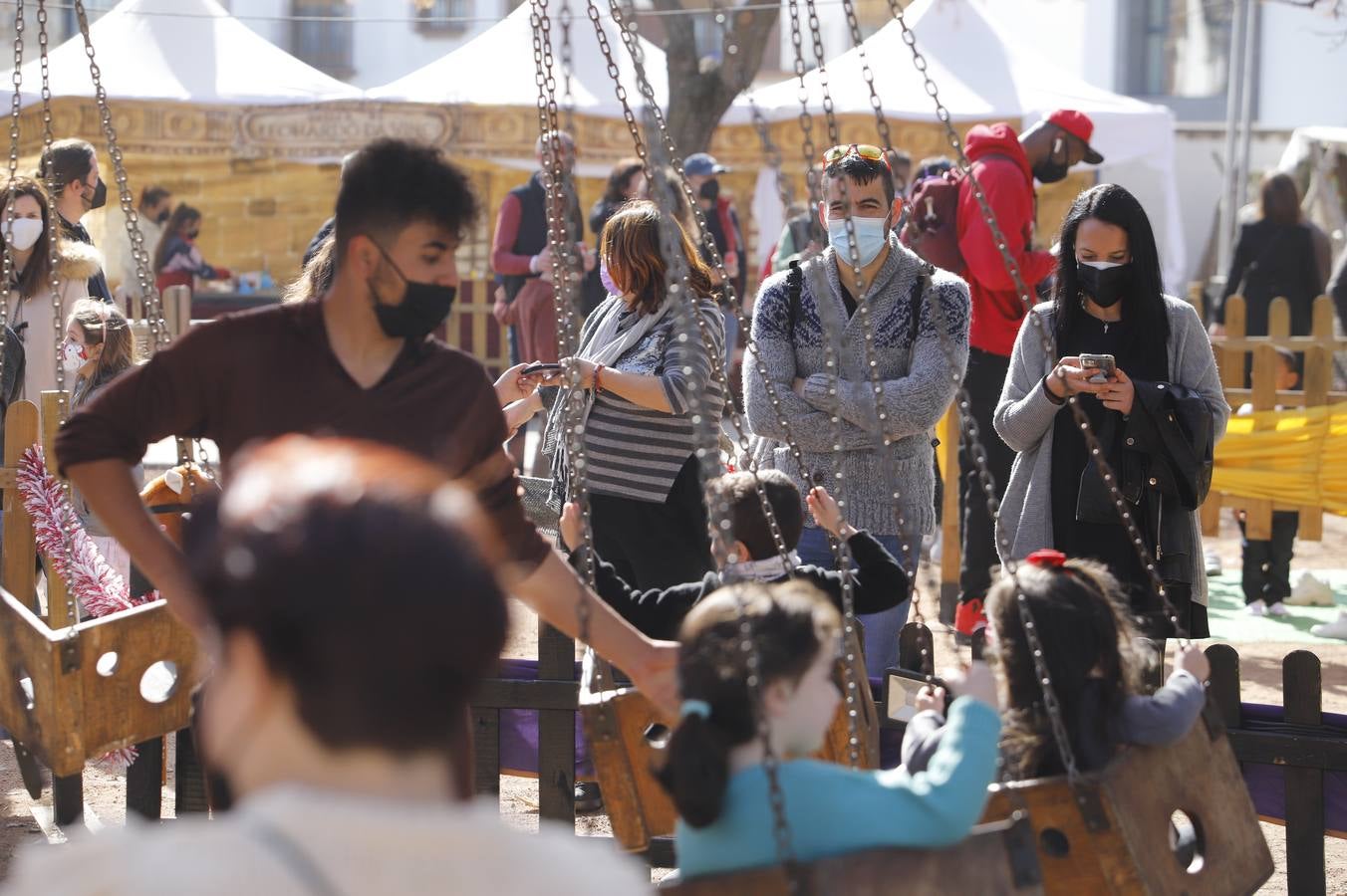 El público llena el Mercado Renacentista de Córdoba, en imágenes