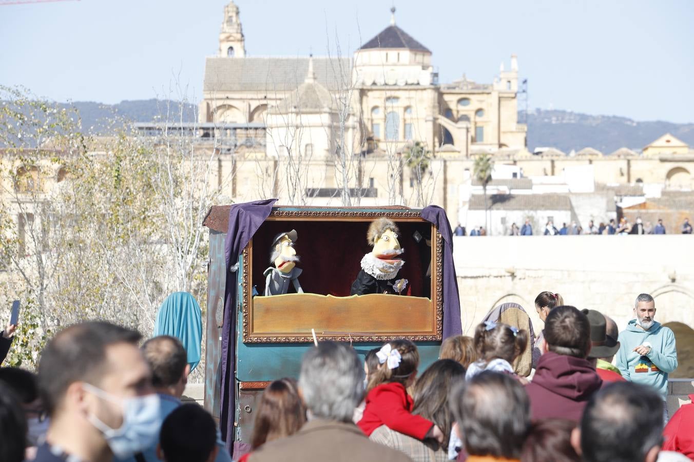 El público llena el Mercado Renacentista de Córdoba, en imágenes