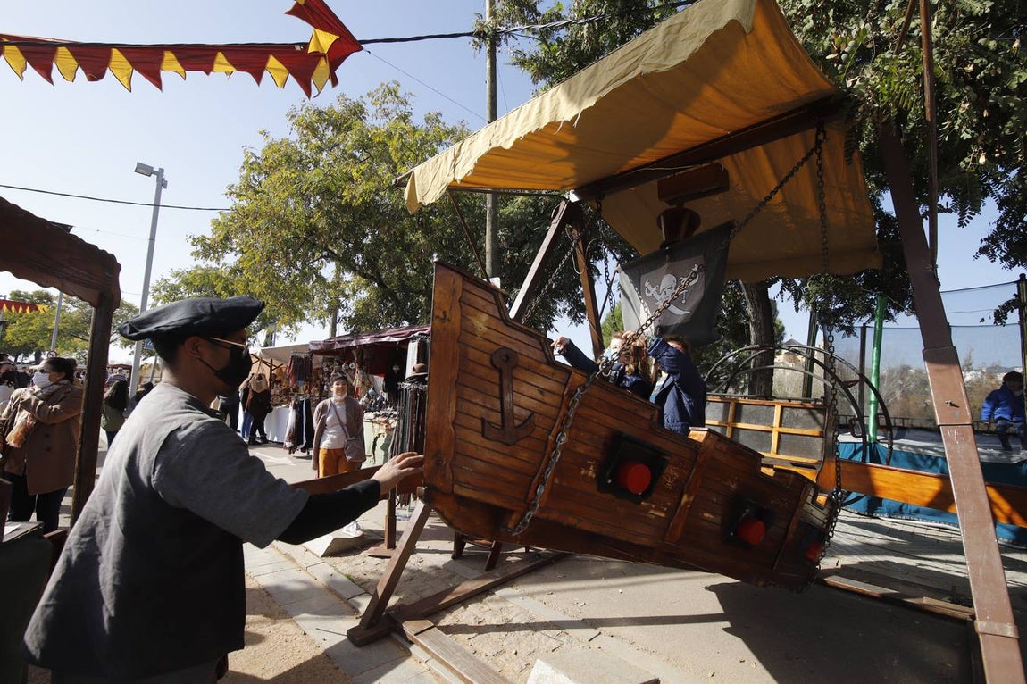 El público llena el Mercado Renacentista de Córdoba, en imágenes