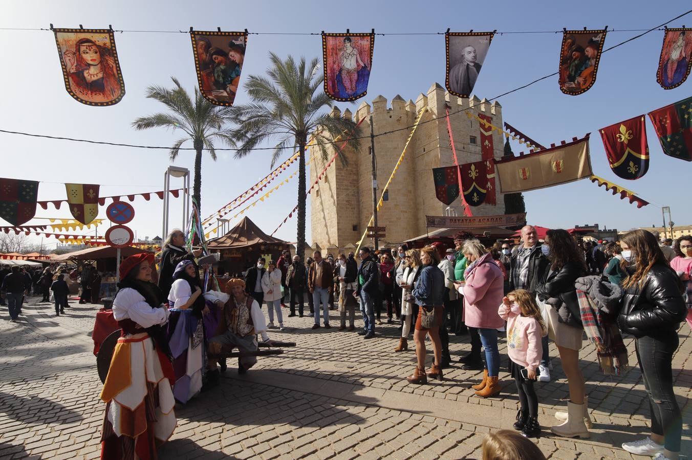 El público llena el Mercado Renacentista de Córdoba, en imágenes