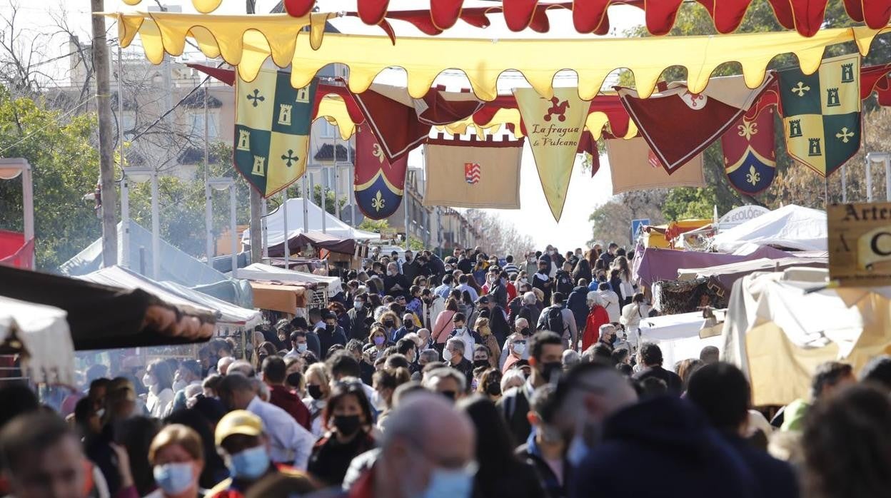 El público llena el Mercado Renacentista de Córdoba, en imágenes