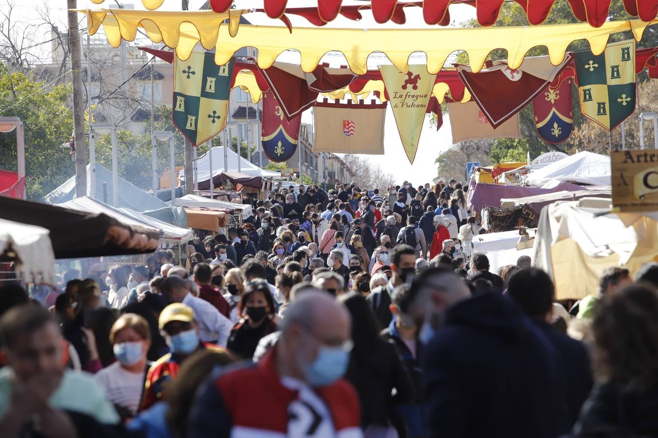 Bullas de otro tiempo, color y familias en el Mercado Renacentista de Córdoba