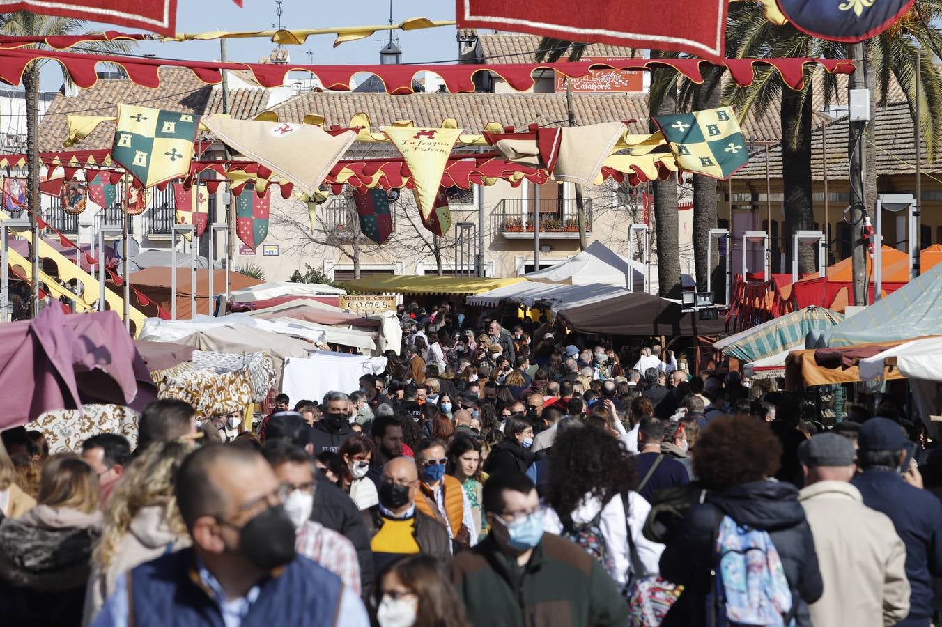 El público llena el Mercado Renacentista de Córdoba, en imágenes