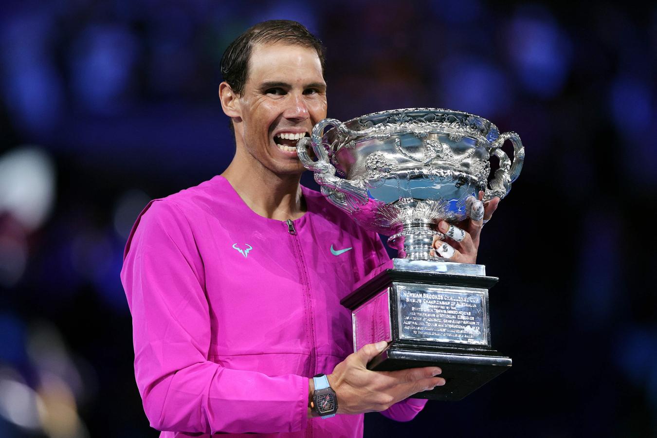 Nadal gana el Grand Slam de Australia. El tenista muerde, como ya es tradición, el trofeo recién ganado