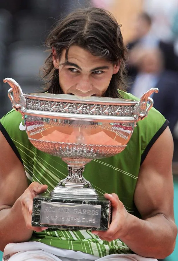 2005 | Roland Garros. Con solo 19 años, el tenista mallorquín se alzó con su primera gran victoria. Venció al argentino Mariano Puerta y consiguió su primer Roland Garros, torneo que lo acompañará el resto de su carrera.