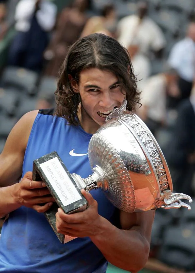 2006 | Roland Garros. Tan solo tardó un año en repetir victoria, consolidándose como el nuevo rey del tenis. Fue la primera vez que venció a Federer en un Grand Slam.