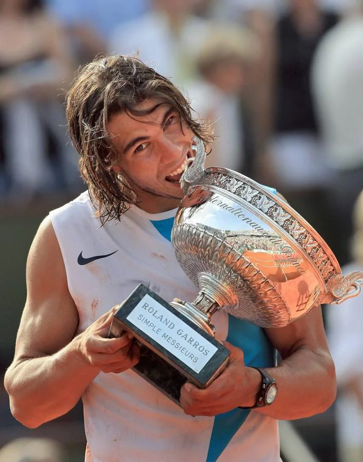 2007 | Roland Garros. Y otro más. Por tercer año consecutivo, Nadal se hizo con el trofeo del Roland Garros. De nuevo, tumbó a Federer.
