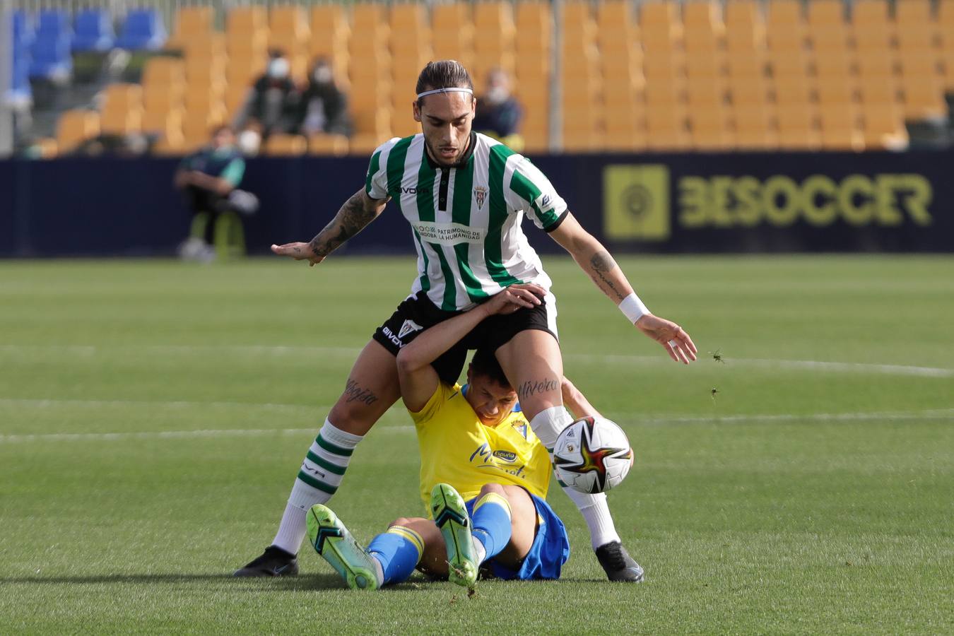 FOTOS: El Córdoba pasa por encima del Cádiz B