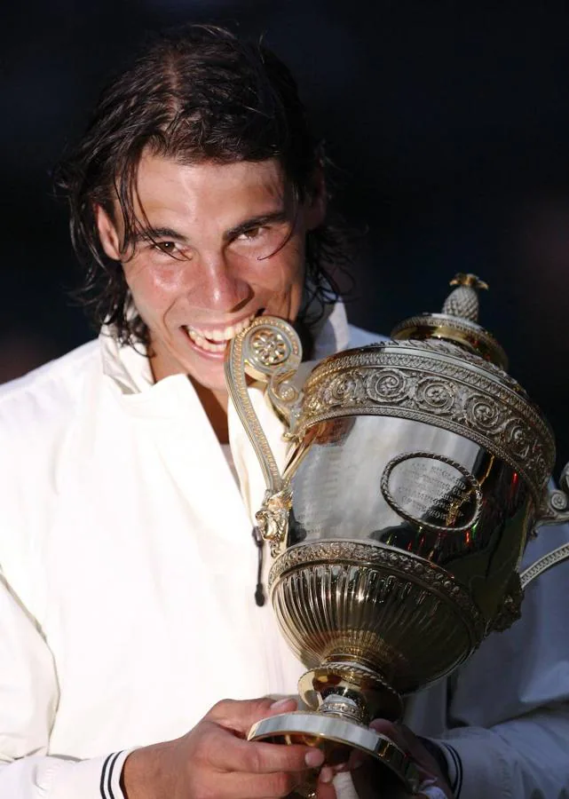 2008 | Wimbledon. Y ese año no se conformó con el torneo francés. Por primera vez, tras unos años resistiéndose, venció a Federer en el All England Tennis Club y mordió con fuerza el Wimbledon.