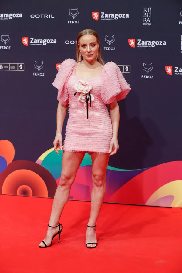 Ángela Cremonte, en la alfombra roja de los Premios Feroz 2022. Fue de las pocas que no vistió de largo, en esta ocasión con un mini vestido de Yolancris, zapatos de Jimmy Choo y joyas de Rabat. El maquillaje fue obra de Carmen de Juan para Chanel.