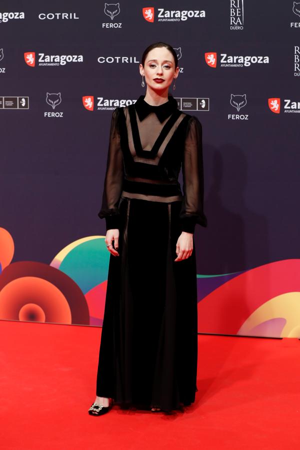 Elena Rivera, en la alfombra roja de los Premios Feroz 2022. La actriz eligió un vestido con cuello camisero confeccionado en terciopelo con transparencias de Teresa Helbig, sandalias RV Bouquet Strass de Roger Vivier y joyas de Del Páramo Vintage. El maquillaje fue obra de YSL Beauty.