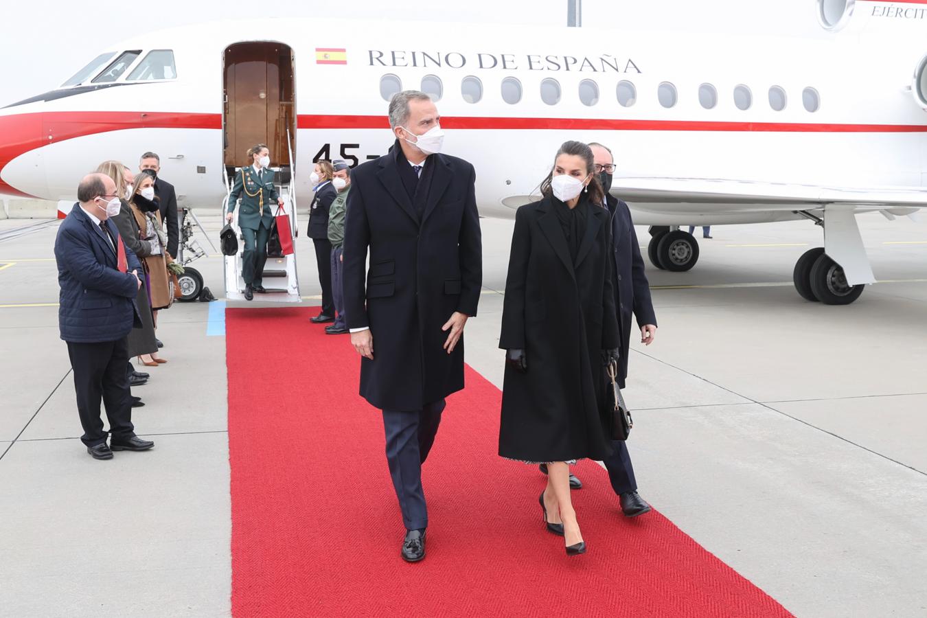 La Reina Letizia lo da todo al negro. La Reina Letizia realizó ayer un viaje exprés a Viena para asistir a la inauguración de la muestra ‘Dali y Freud’, el primero fuera de nuestras fronteras en lo que va de año. Como era de esperar, en la ceremonia oficial de bienvenida, donde las temperaturas apenas se elevaban pocos grados del mercurio, su estilismo fue examinado con lupa. Apostó por un sobrio look negro firmado por Carolina Herrera que dejaba de manifiesto la versatilidad de esta tonalidad en los meses más fríos del año.