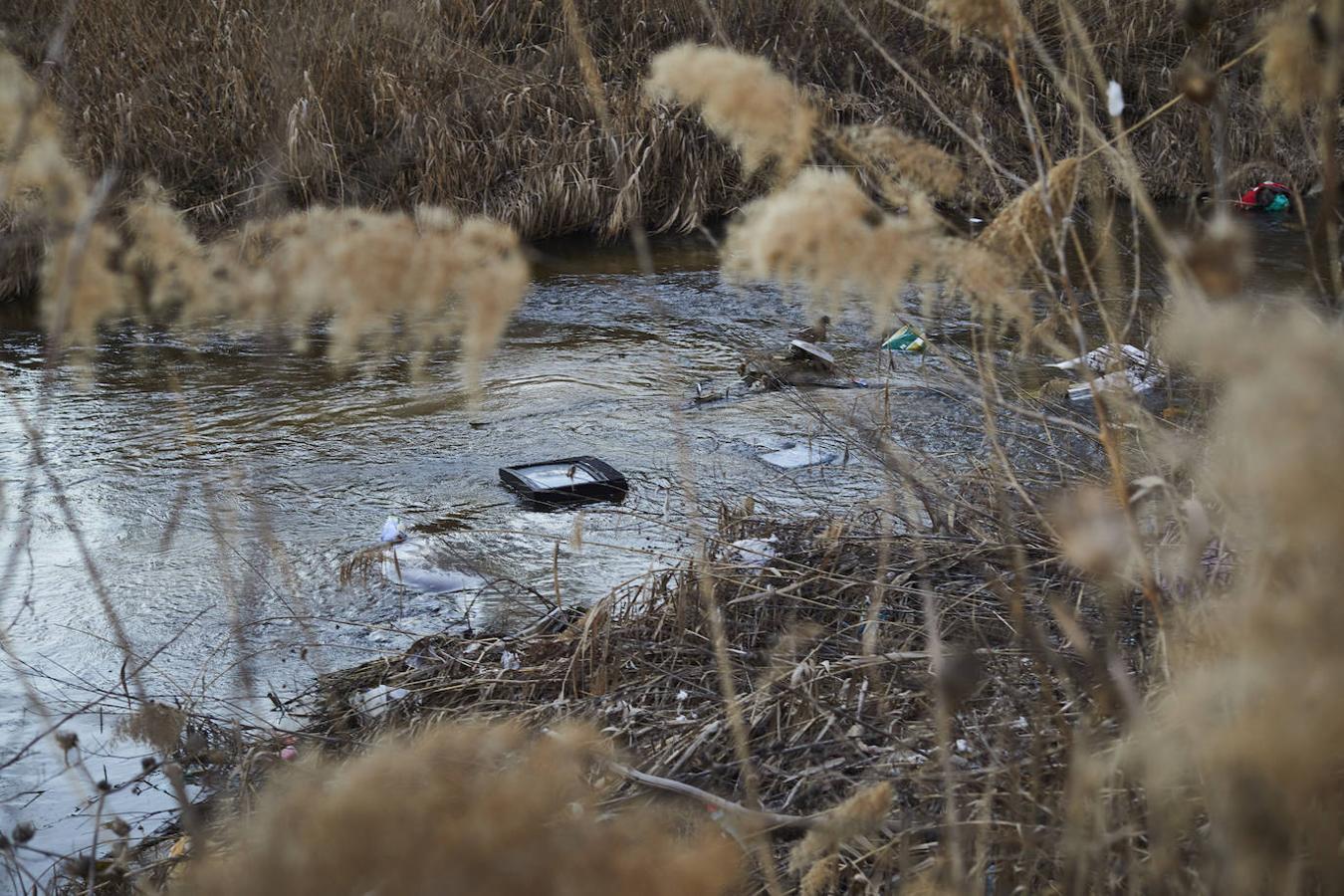 El cauce del río Guadarrama es una escombrera donde se acumulan todo tipo de enseres, electrodomésticos y vehículos destartalados. 