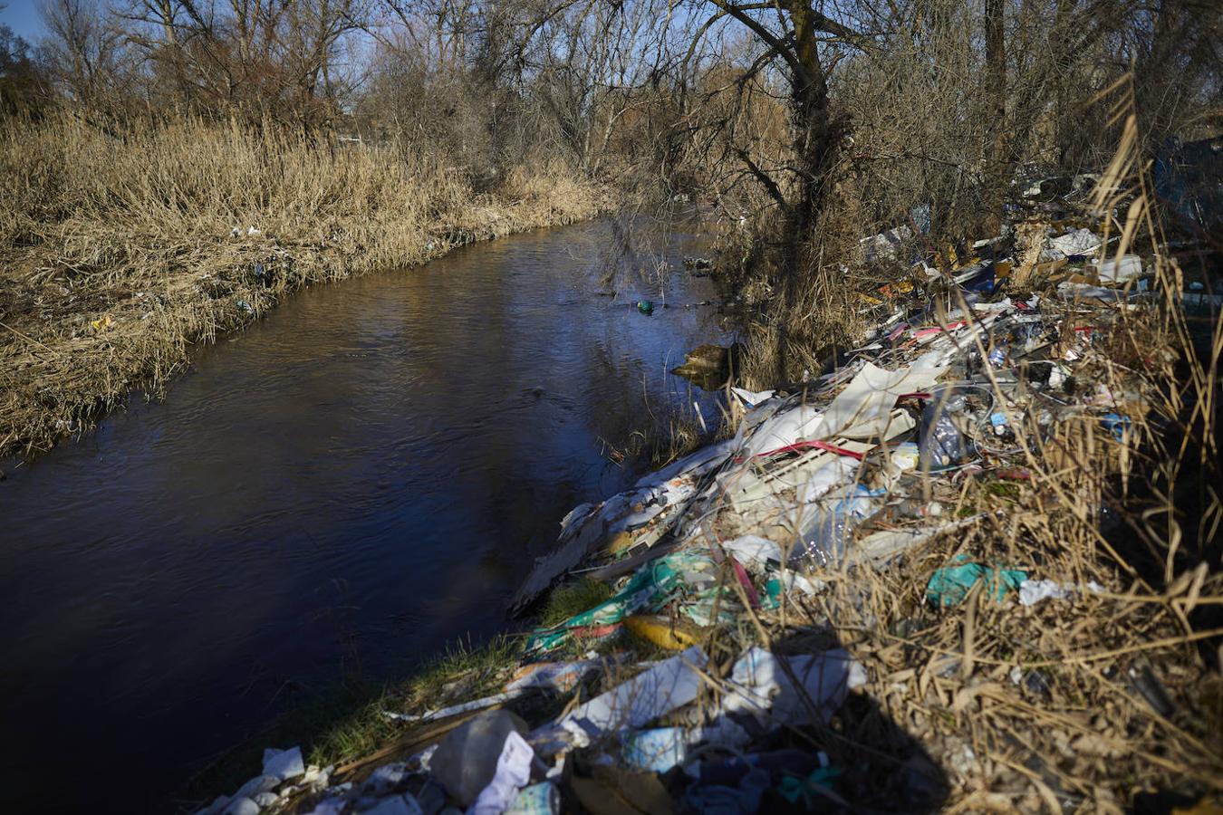 Hasta 70.000 metros cúbicos de basura contaminan el río Guadarrama, según estima la Consejería de Medio Ambiente de la Comunidad de Madrid, que afectan a Móstoles, Arroyomolinos, Batres, El Álamo y Navalcarnero. 