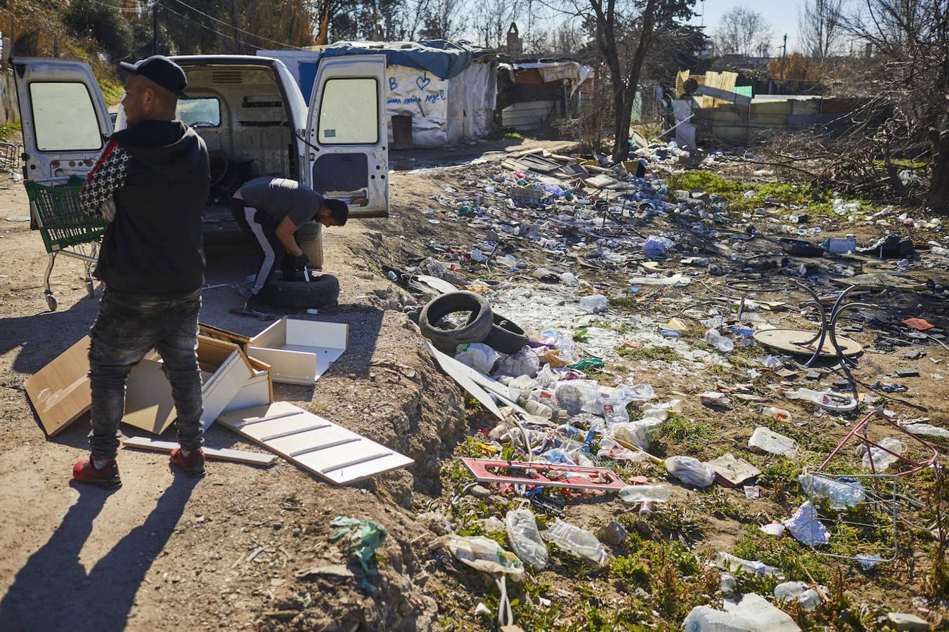 Jóvenes descargan chatarra en uno de los caminos de Las Sabinas. 