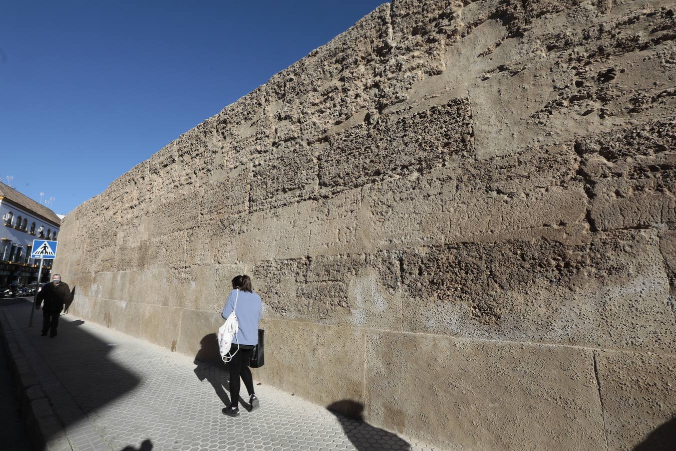 La muralla de la Macarena luce ya nueva imagen