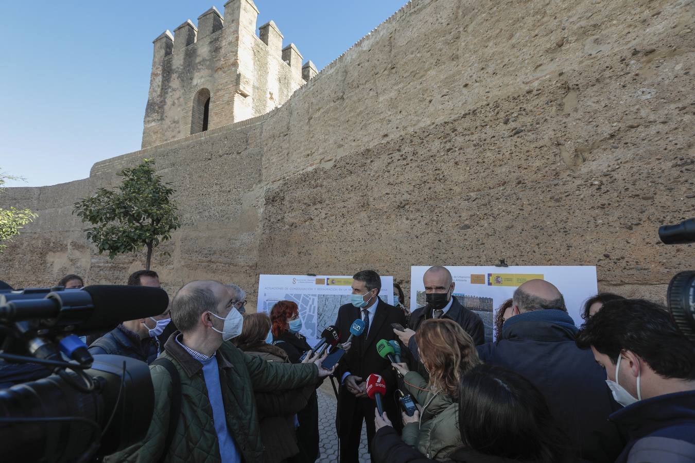 La muralla de la Macarena luce ya nueva imagen