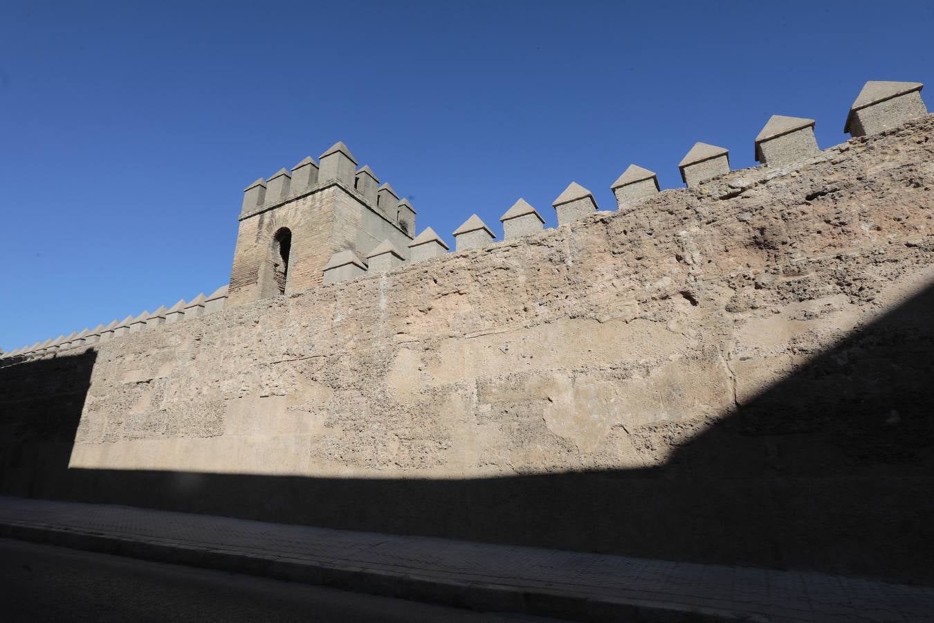 La muralla de la Macarena luce ya nueva imagen