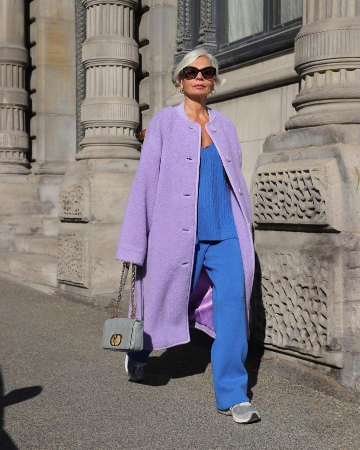 Grece Ghanem - Ideas para lucir zapatillas 24/7 a partir de los 50. La canadiense apuesta por un look cargado de color con prendas sin estampados donde los accesorios se transforman en la parte más discreta del conjunto. En este caso opta por las New Balance 990 de un tono similar al bolso de Dior, una apuesta segura que funciona igual de bien con opciones atrevidas como la de la imagen o estilismos compuestos por básicos.