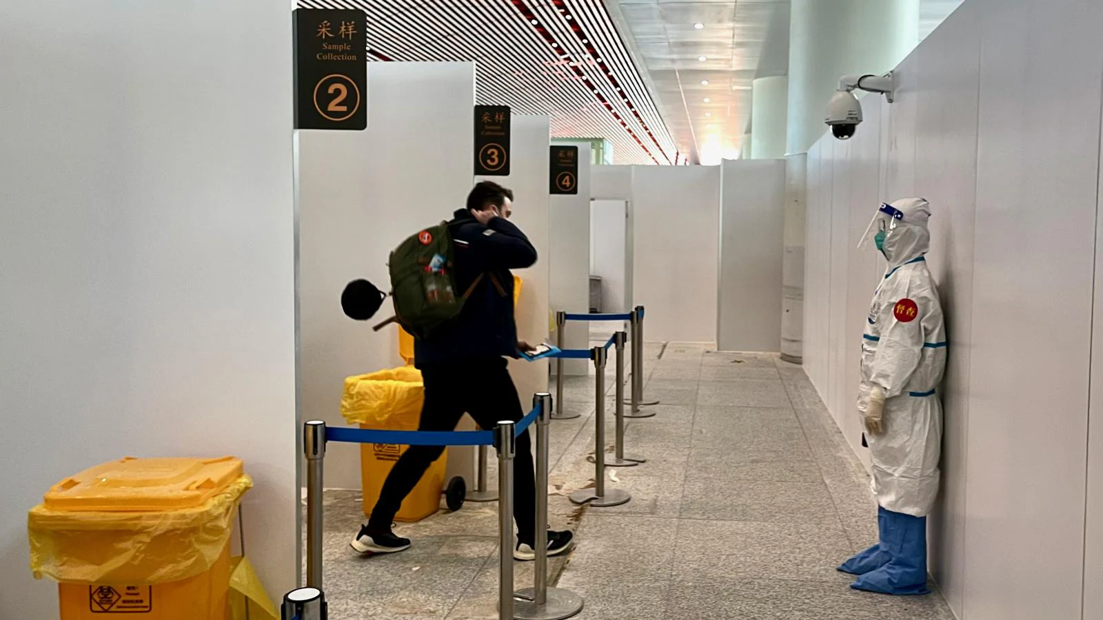 Nada más aterrizar en Pekín, los participantes en los Juegos Olímpicos de Invierno deben hacerse una prueba del coronavirus para poder entrar en la burbuja. 