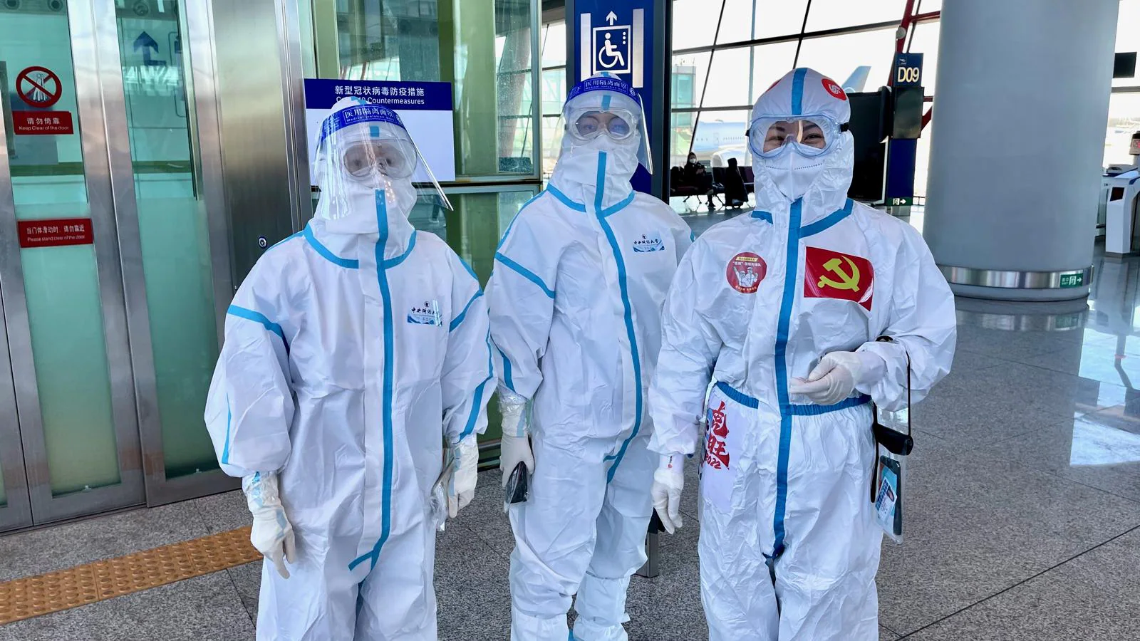 Algunas de las operarias del aeropuerto de Pekín llevan la hoz y el martillo para indicar que pertenecen al Partido Comunista y otras han escrito en sus monos mensajes felicitando el año nuevo lunar. 