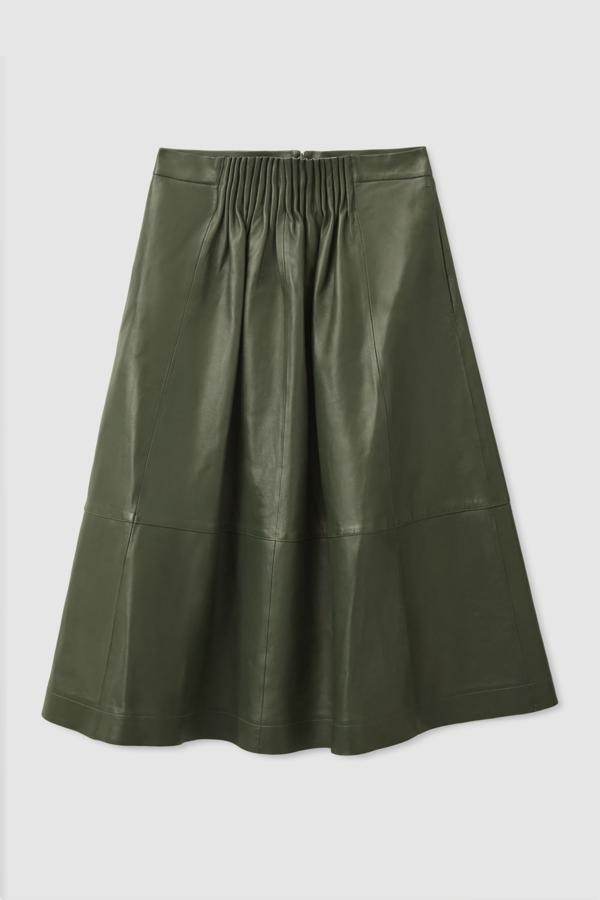 COS - Prendas y accesorios para sucumbir al verde con estilo. Falda de cuero de corte midi en línea ‘A’ con fruncido en la parte de la cintura, de COS. Precio: 350€.