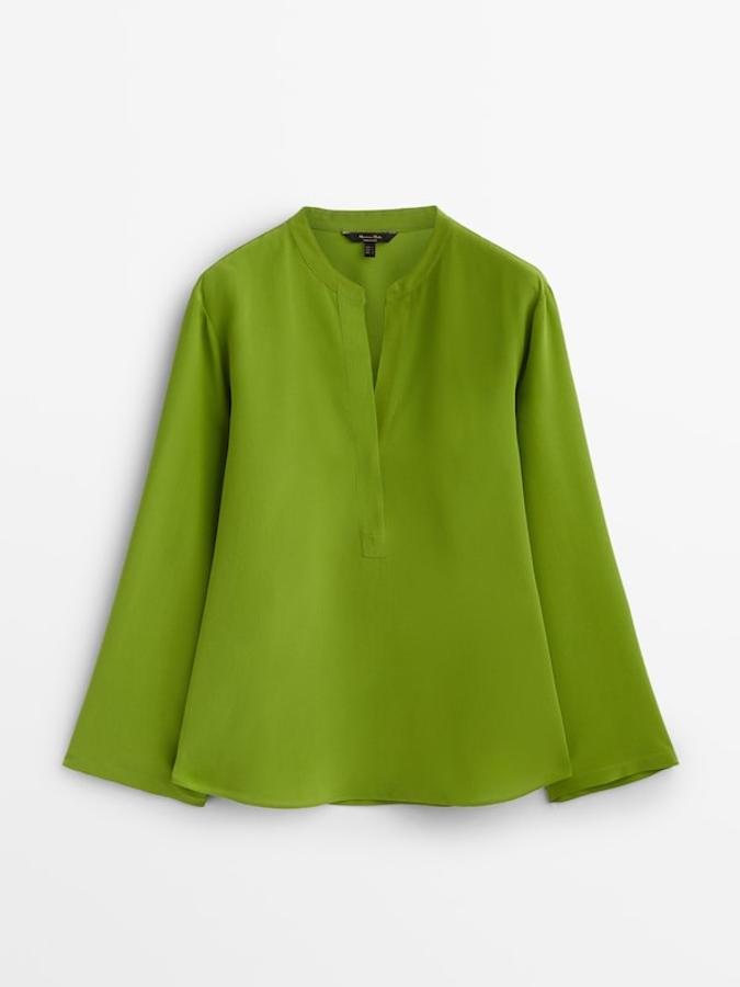 Massimo Dutti - Prendas y accesorios para sucumbir al verde con estilo. Blusa de seda fluida con cuello mao y mangas acampanadas, de Massimo Dutti. Precio: 99€.