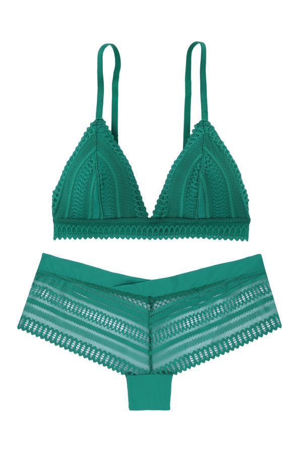 Etam - Prendas y accesorios para sucumbir al verde con estilo. Conjunto de lencería compuesto por un bralette con copas triangulares y un culotte de encaje con motivos geométricos, de Etam. Precio: 49,99€.