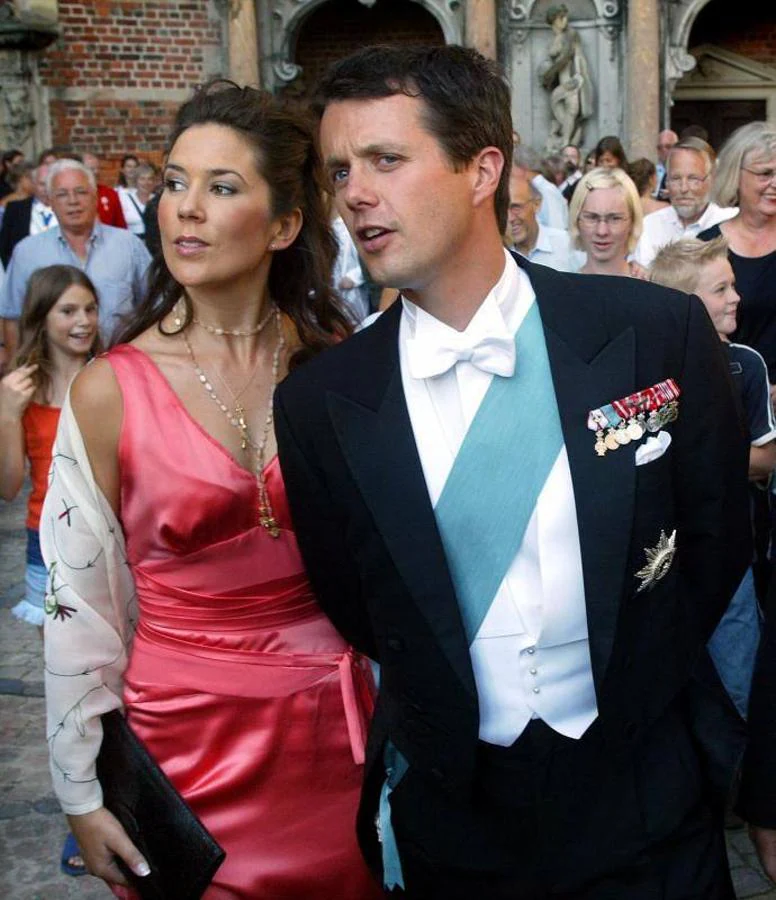 Primeras imágenes de la pareja real. Una joven Mary Donaldson acompañaba al príncipe Federico a la boda de un amigo el 24 de agosto de 2002.