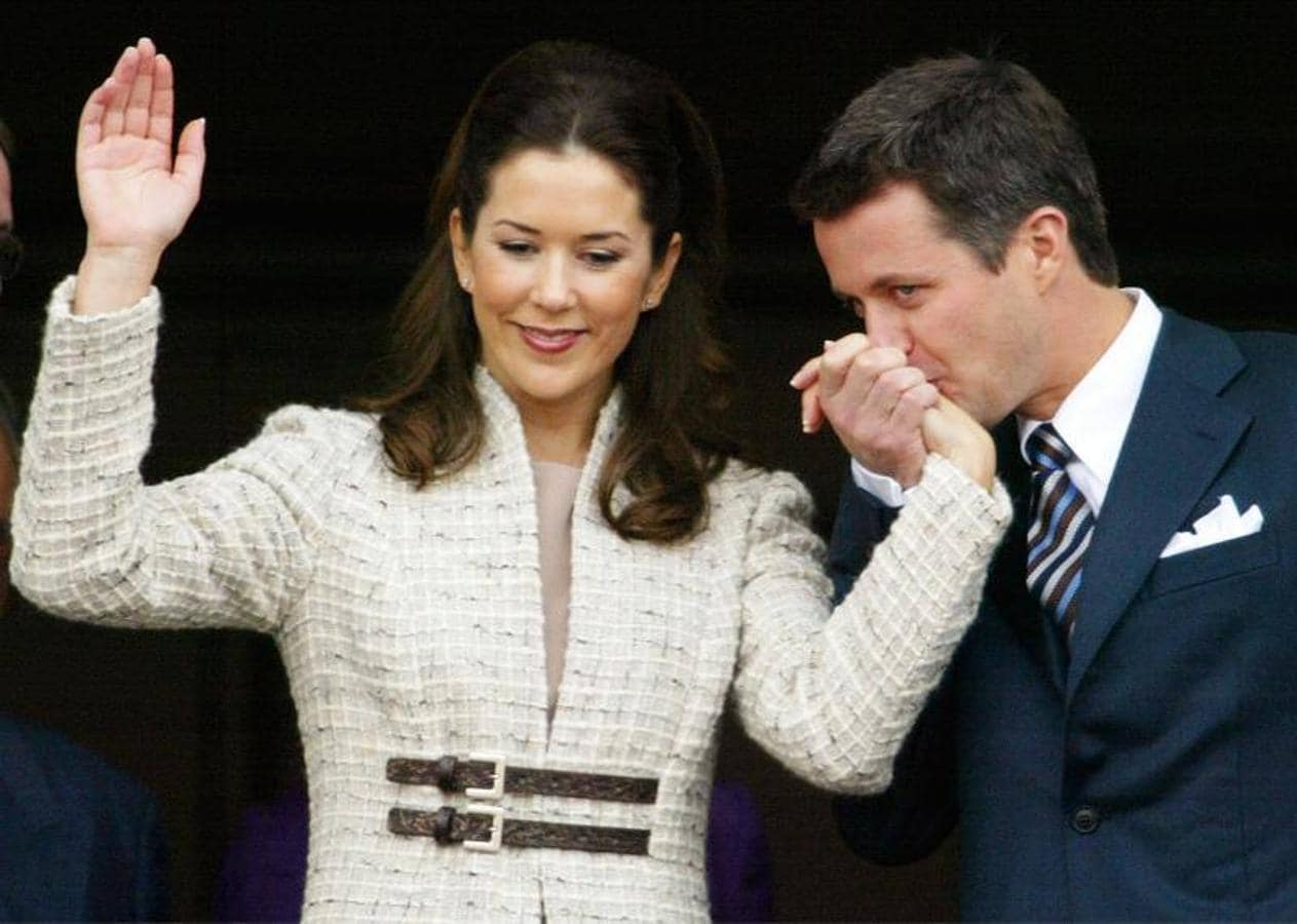 Anuncio del compromiso. El príncipe Federico, de 35 años y heredero al trono anunciaba oficialmente su compromiso con Mary Donaldson, convirtiéndola en la primera mujer australiana llamada a ser reina