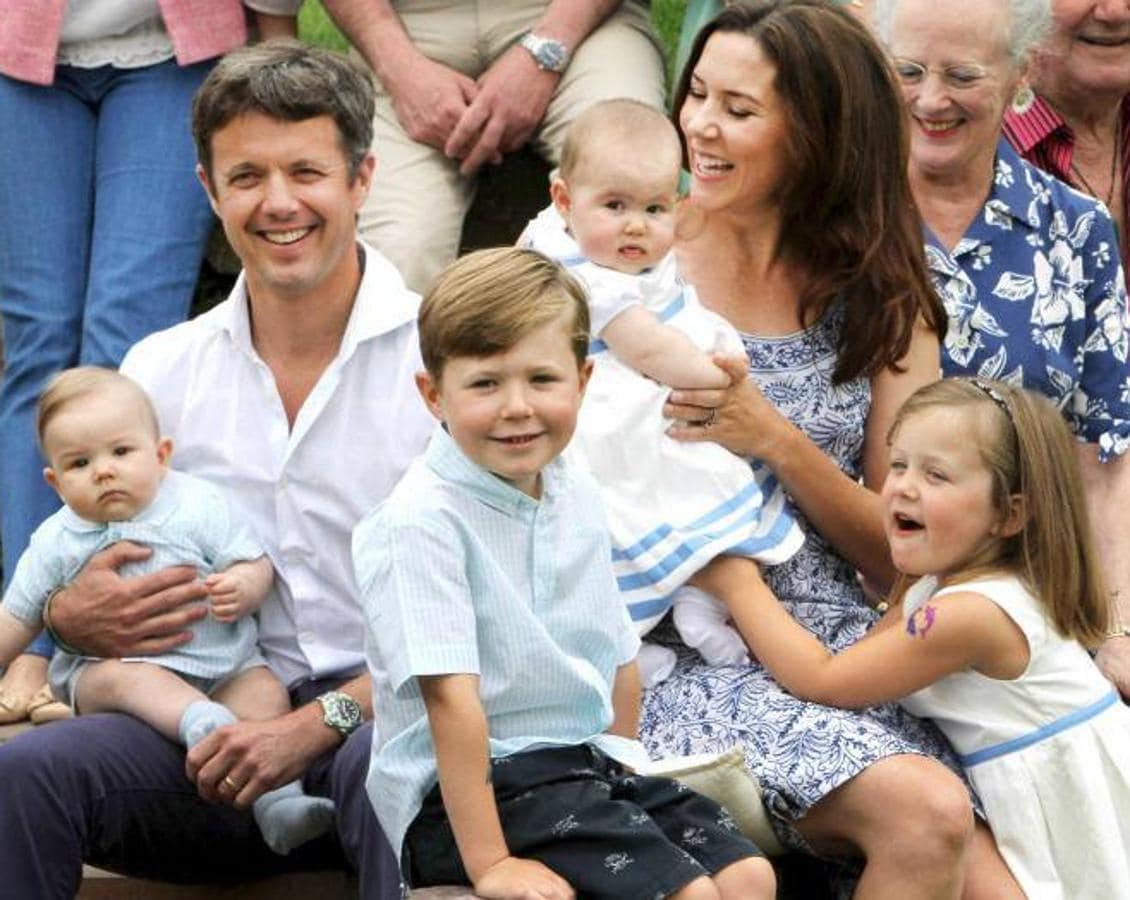 La familia al completo en 2011. Los mellizos de los príncipes, Vicente Federico Minik Alejandro y Josefina Sofía Ivalo Matilde nacieron el 8 de enero de 2011