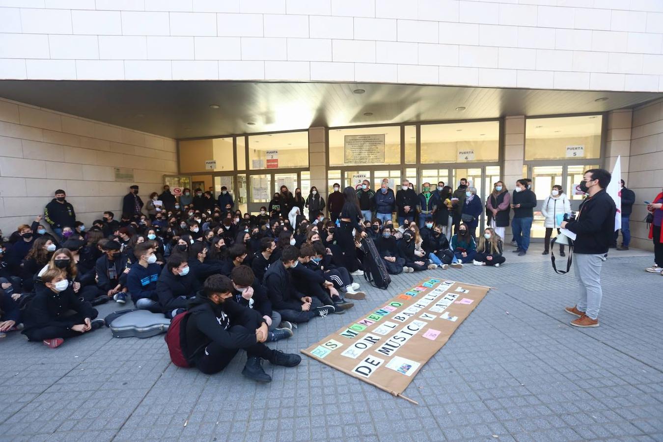 Concentración de los alumnos de los conservatorios de música y danza, en imágenes