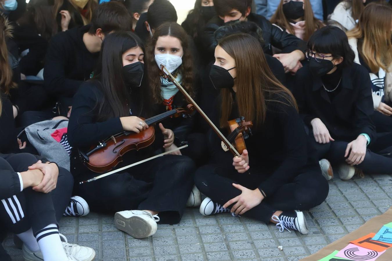 Concentración de los alumnos de los conservatorios de música y danza, en imágenes